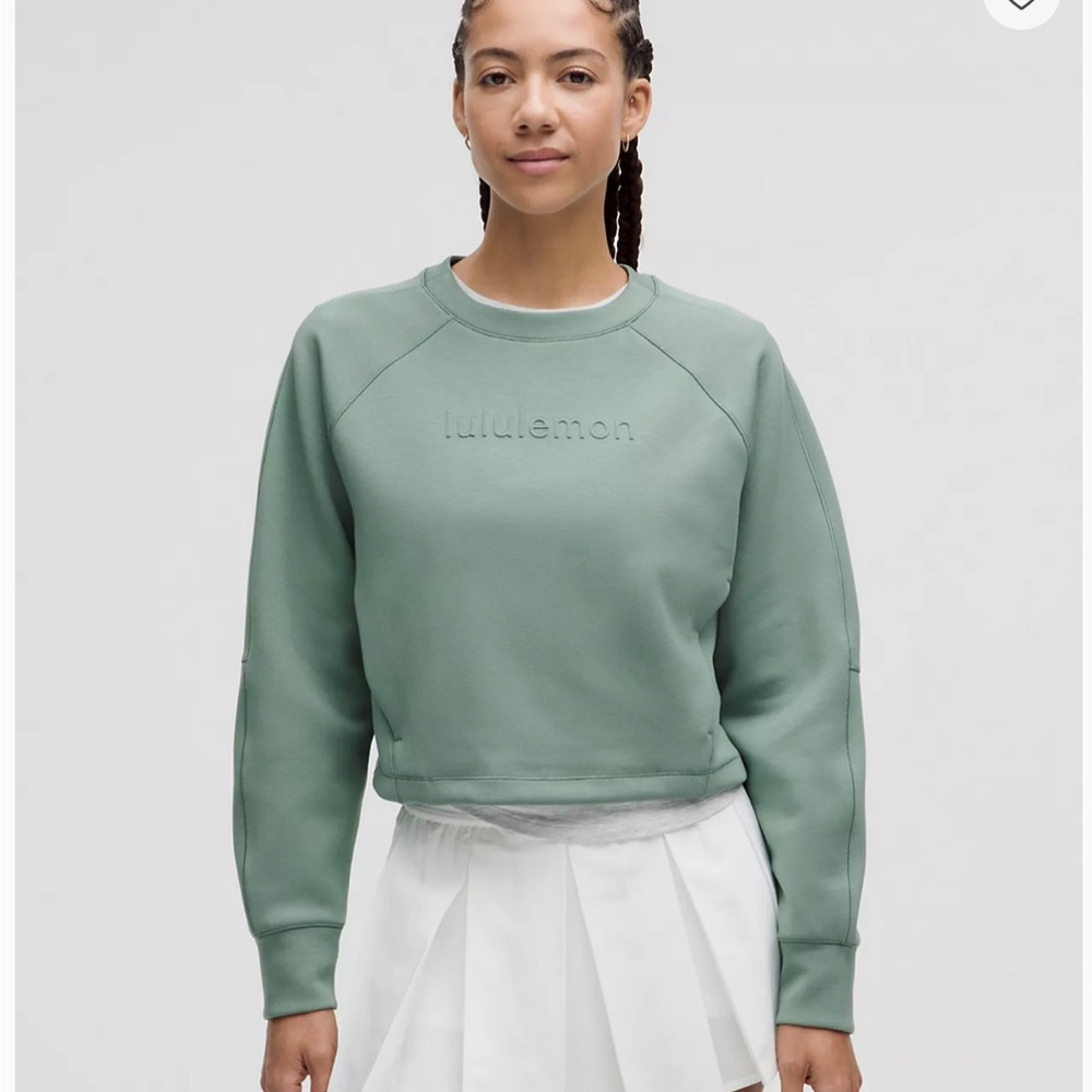 New Smooth Spacer Cropped Pullover
Graphic sizes 8 black